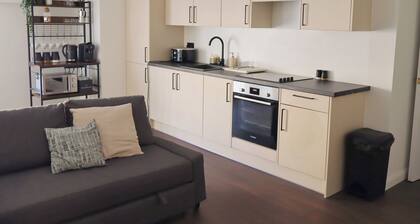 Brand New 2-Bedroom Apartment in the heart of Swindon Old Town - Sleeps 6