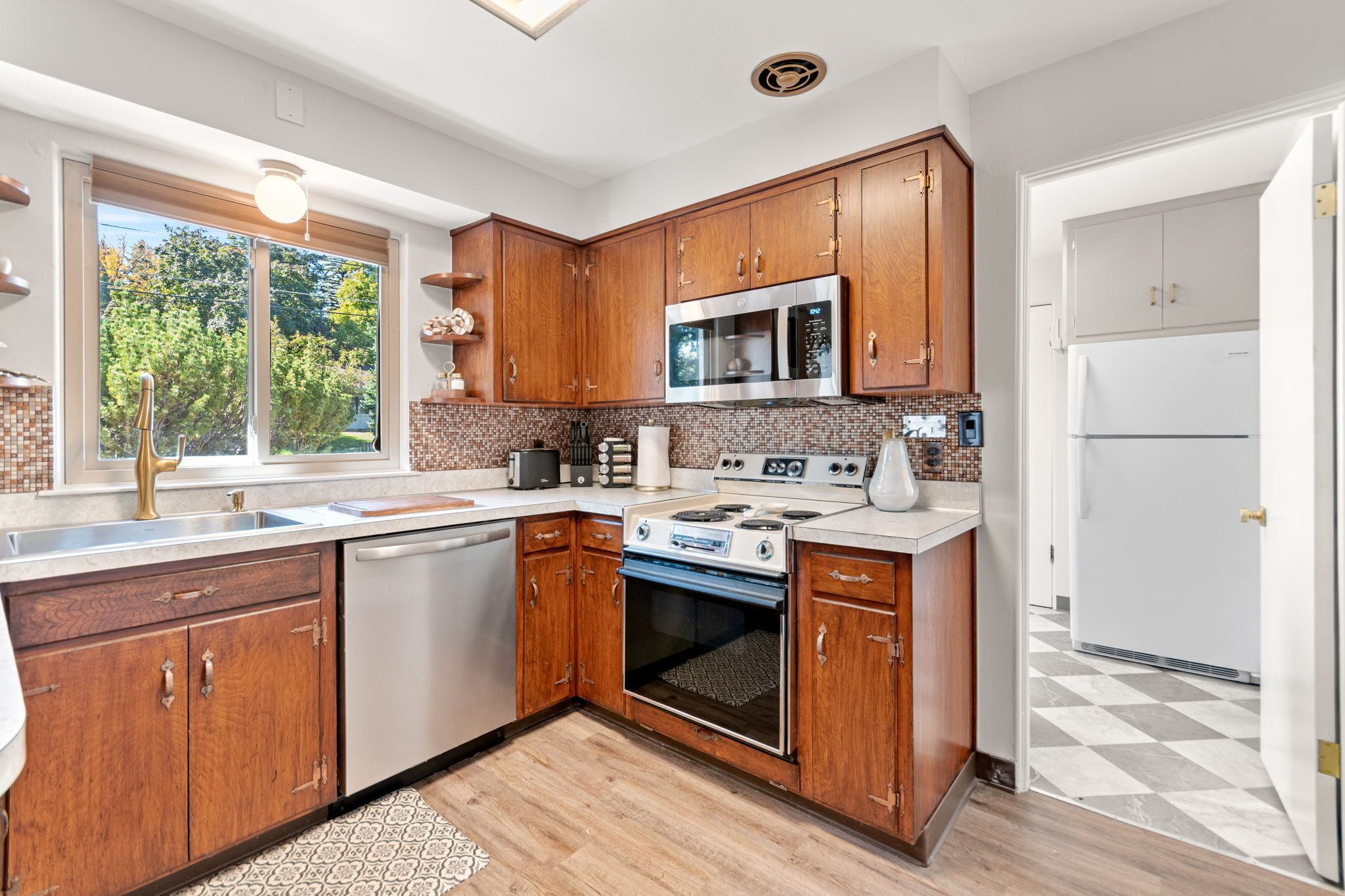 Refrigerador, microondas, horno y parrilla de estufa 