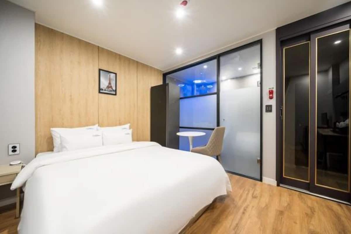 Standard Double Room, Non Smoking | Desk, free WiFi
