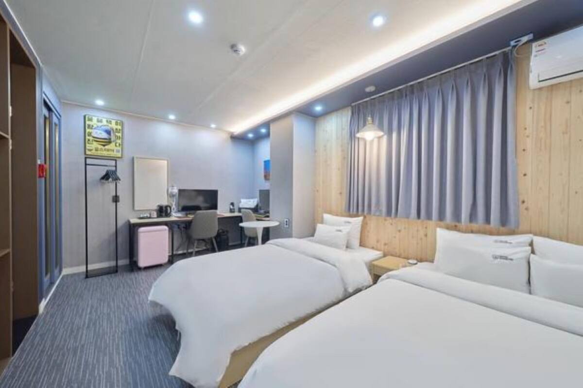 Family Twin Room | Desk, free WiFi