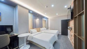 Family Twin Room | Desk, free WiFi
