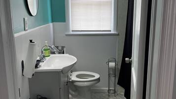 Hiustenkuivaaja, pyyhkeet, saippua, vessapaperi