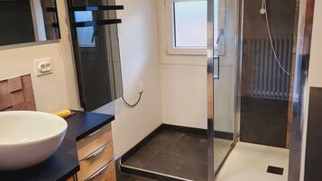 Douche, sèche-cheveux, serviettes fournies, savon