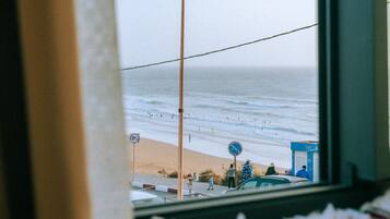 Deluxe-sviitti, oma kylpyhuone, merinäköala | Työpöytä, kannettavalle tietokoneelle sopiva työtila, ilmainen Wi-Fi