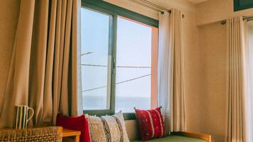 Deluxe-sviitti, oma kylpyhuone, merinäköala | Työpöytä, kannettavalle tietokoneelle sopiva työtila, ilmainen Wi-Fi