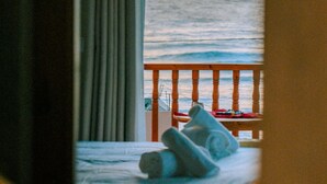 A room with a bed, a window with curtains, and a view of the ocean. - Flooka surf & yoga (Imsouane)