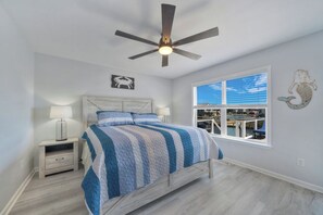 4 عدّة غرف نوم وواي فاي مجانًا وملاءات أسرّة