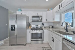 ثلاجة، ميكروويف، فرن، موقد طهي مسطح