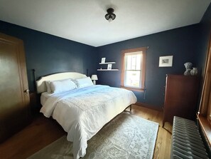 3 sovrum, skrivbord, strykjärn/strykbräda och resesäng