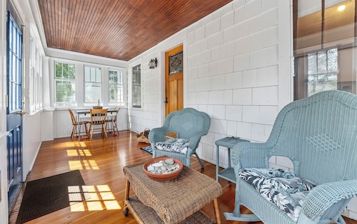 Brunswick 3BR Bungalow By Bowdoin With Fenced-In Backyard