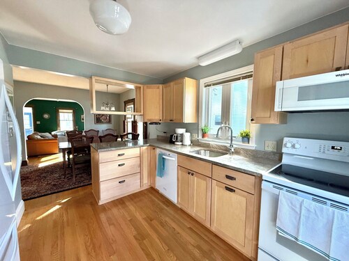 Brunswick 3BR Bungalow By Bowdoin With Fenced-In Backyard