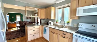 Brunswick 3BR Bungalow By Bowdoin With Fenced-In Backyard