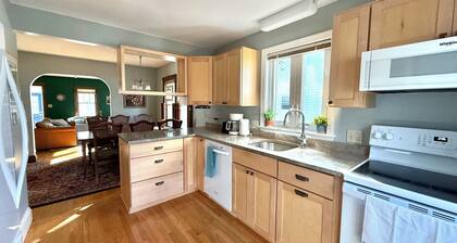 Brunswick 3BR Bungalow By Bowdoin With Fenced-In Backyard