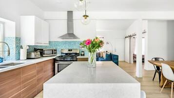 Frigorífico, microondas, horno y placa de cocina