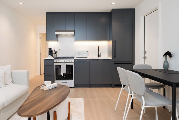 Micro-ondes, four, plaque de cuisson, lave-vaisselle