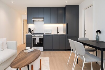 Brand New Cozy Suite near Collingwood School