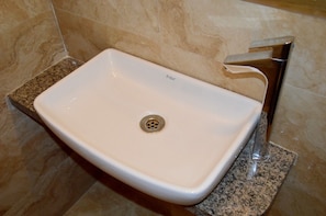 Ducha, toallas, jabón, shampoo