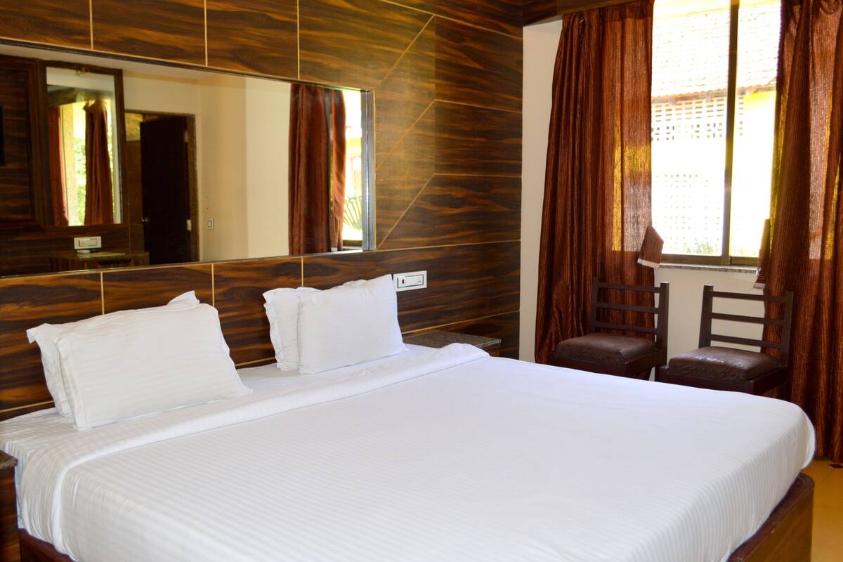 Deluxe Double Room | Free WiFi, bed sheets