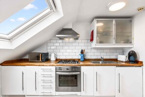 Kjøleskap, mikrobølgeovn, ovn og kjøkkenutstyr