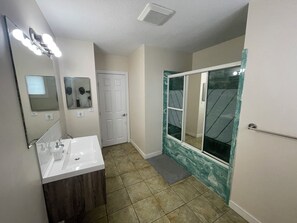 Combined shower/bathtub, hair dryer, towels, soap