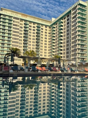 Outdoor pool - 2bd Beachfront Master Ste, Bay View w/balcony, Pool, nearby dining, beach access (Miami Beach)