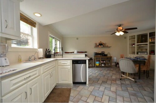 HUGE Fun Pool/Tiki Hut & BIG Gameroom, Pool table