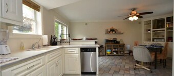 HUGE Fun Pool/Tiki Hut & BIG Gameroom, Pool table