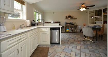 HUGE Fun Pool/Tiki Hut & BIG Gameroom, Pool table