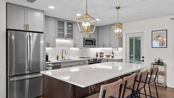 Een magnetron, een oven, een kookplaat, een vaatwasser