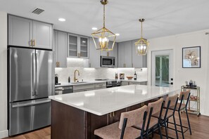 Een magnetron, een oven, een kookplaat, een vaatwasser