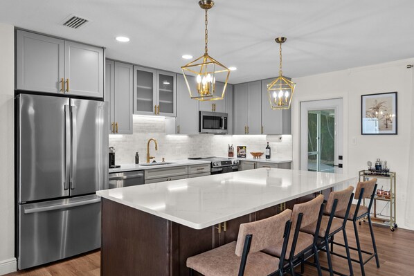 Micro-ondes, four, plaque de cuisson, lave-vaisselle