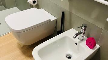 Doccia, asciugacapelli, bidet, asciugamani