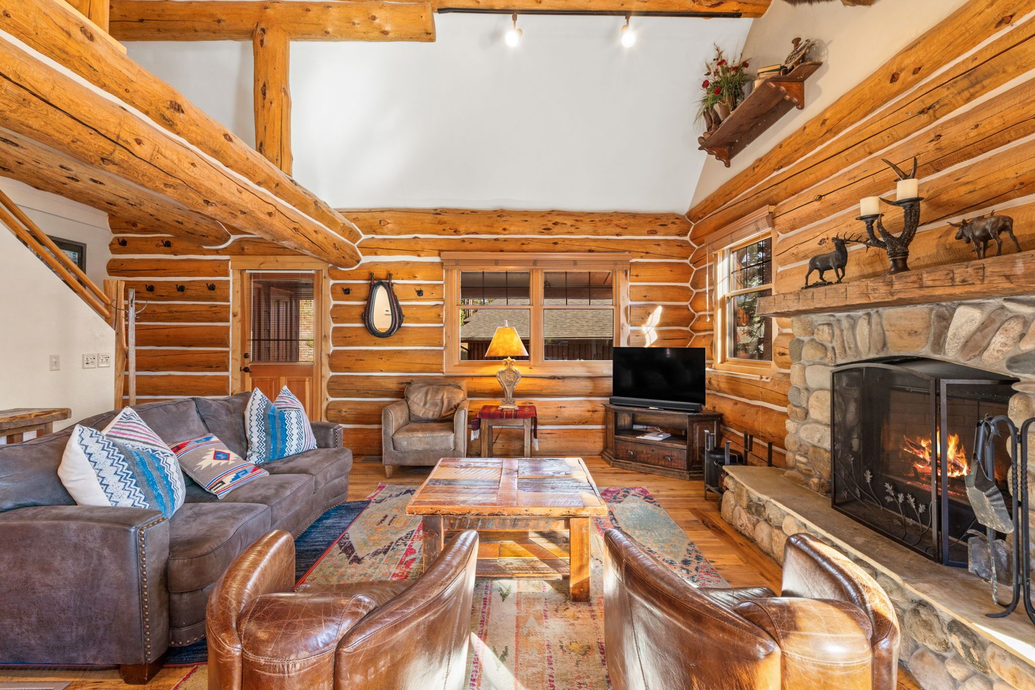 Télévision, cheminée, baby-foot