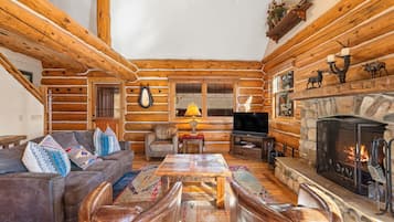 Een televisie, een open haard en tafelvoetbal