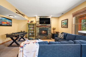 Télévision, cheminée, baby-foot