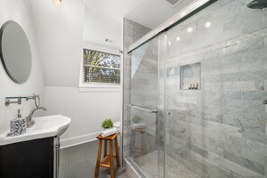 Haartrockner, Bidet, Handtücher, Seife