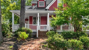 Exterior - Walkable Grant Park 1920s home with King Bed (Atlanta)