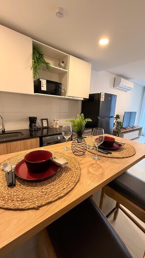 Microondas, horno, placa de cocina, lavavajillas