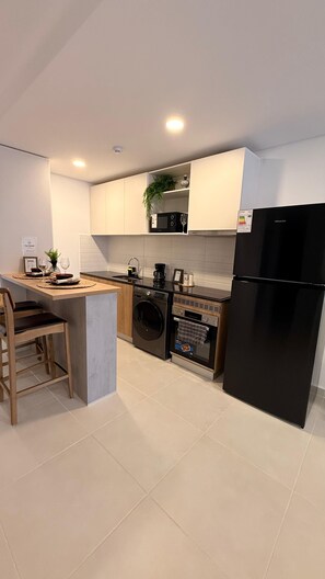 Microondas, horno, placa de cocina, lavavajillas