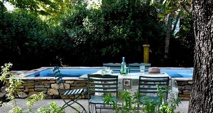 Renovated stone house, in the heart of the vineyards, with private heated swimming pool