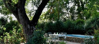 Renovated stone house, in the heart of the vineyards, with private heated swimming pool