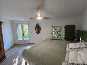 3 makuuhuonetta, työpöytä, silitysrauta/-lauta, Wi-Fi