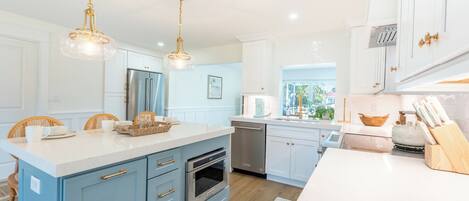 Frigorífic, microones, forn i placa de cuina