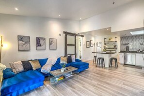 Living area - Las Vegas Strip - Stylish 2BR Private Condo! (Las Vegas)