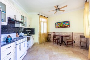 Apartment, 1 Bedroom, Balcony, Ocean View | Interior