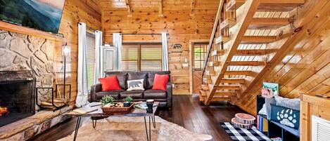 テレビ、暖炉、テーブルサッカー台、書庫