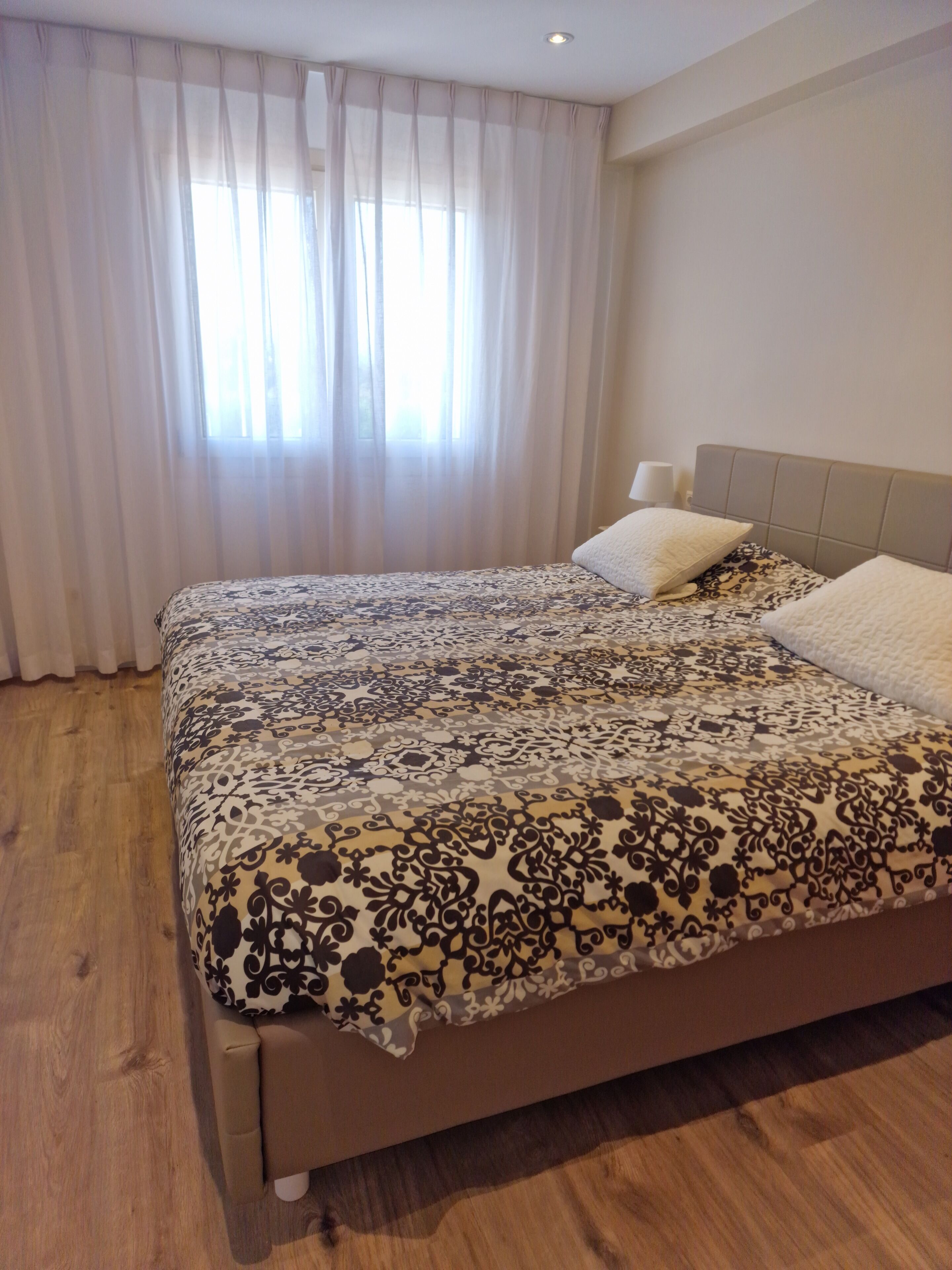 3 bedrooms, iron/ironing board, internet, bed sheets