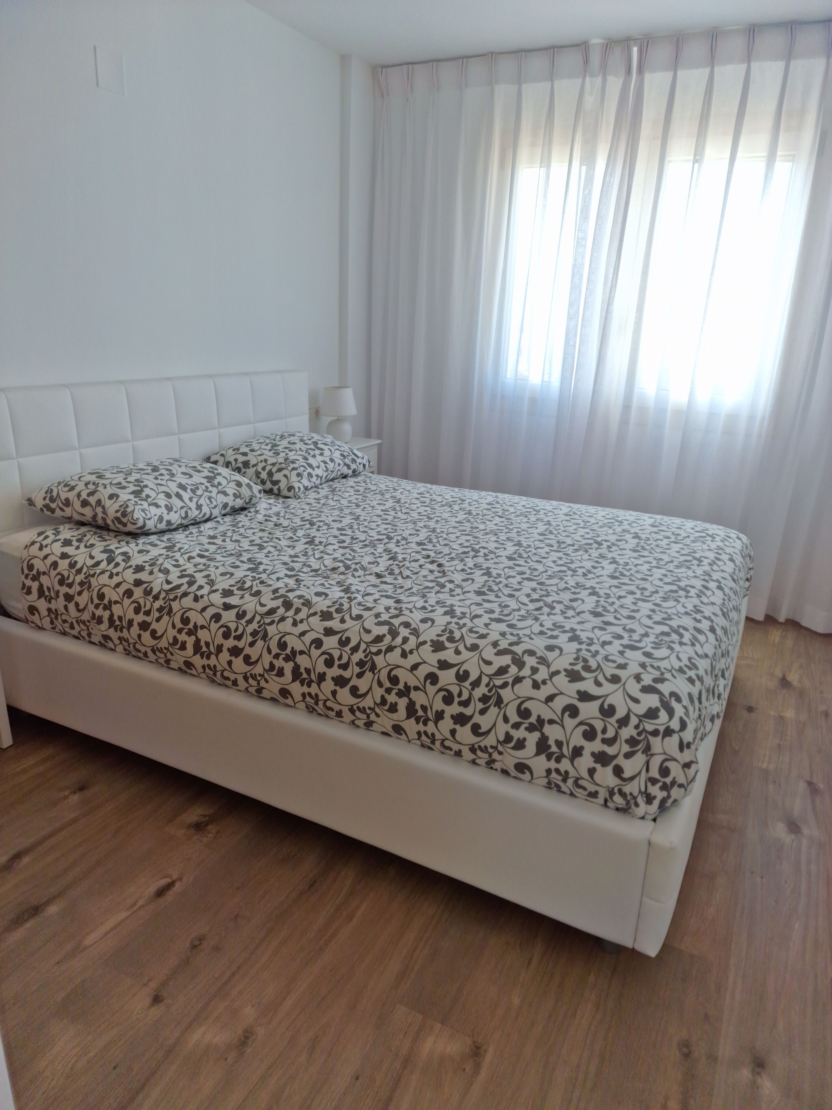 3 dormitoris, planxa i posts de planxar, Internet i roba de llit 