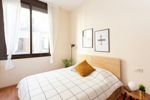 3 habitaciones, tabla de planchar con plancha, internet y ropa de cama 