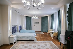 Luxe huisje, veranda, uitzicht op bergen | Verduisterende gordijnen, geluiddichte muren